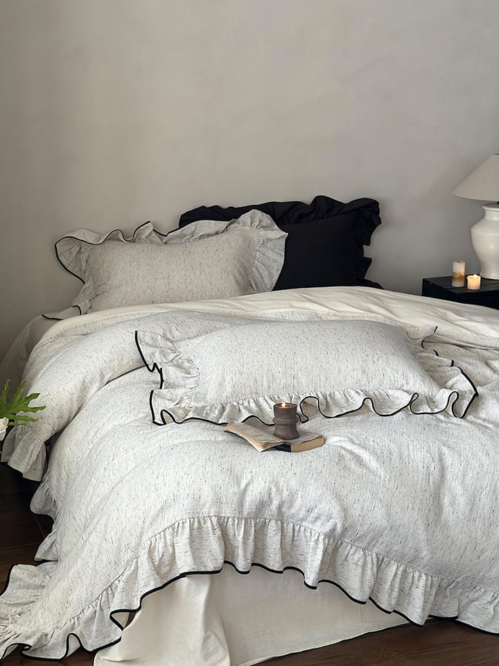 Playful ruffle bedding set in linen look with contrasting piping and soft wash
