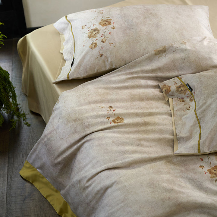 Reversible cotton percale bed linen set with blurred vintage floral print and contrasted hem