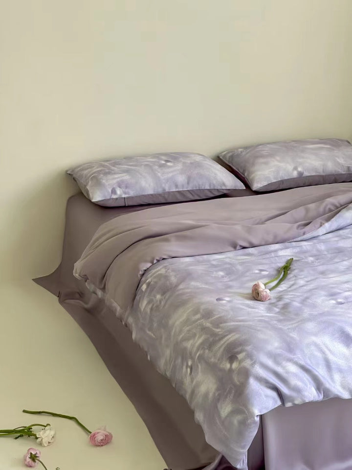 Bedding set made of satin with a soft ombre color gradient and a silky-matte feel