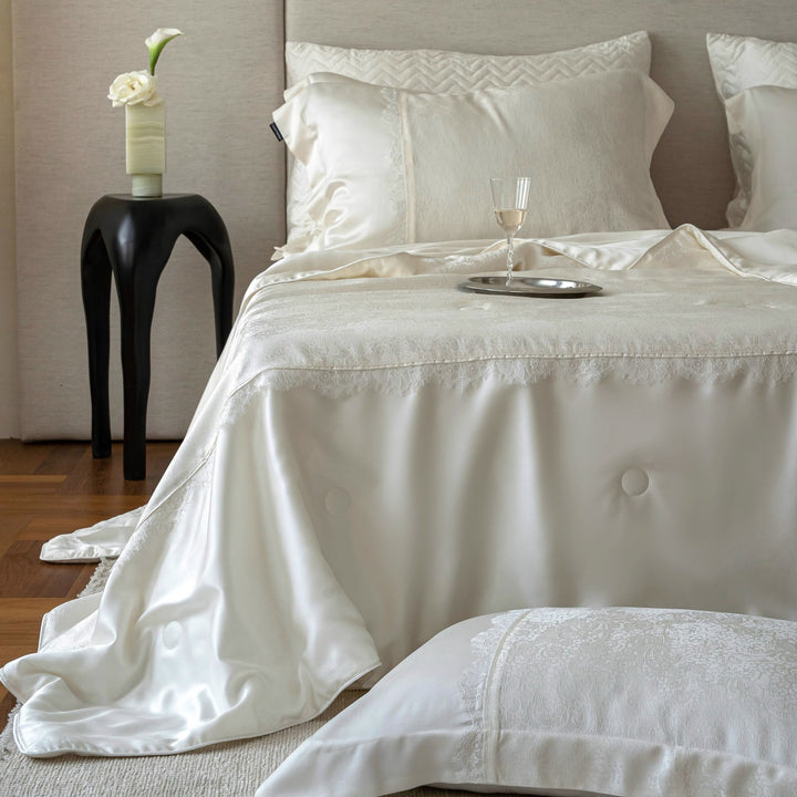 Luxurious quilt bedding set made of satin with embossed wave relief and satin border