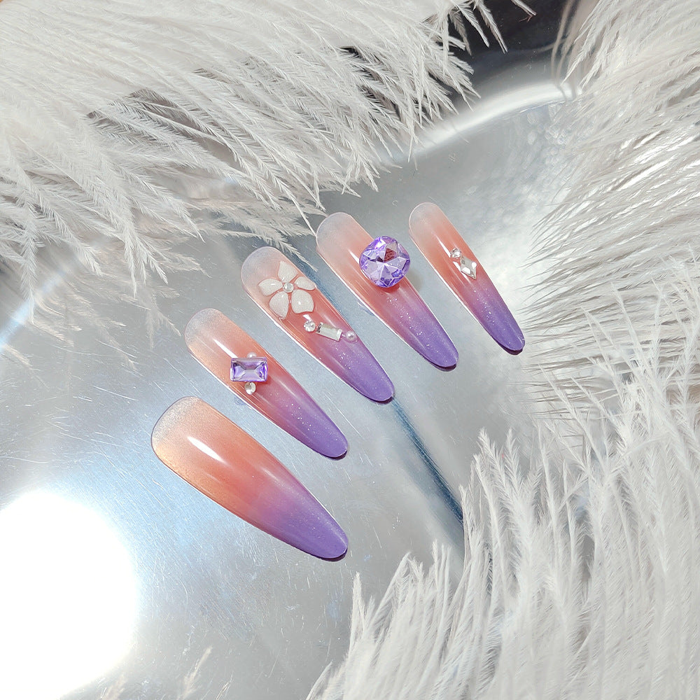 Artistic fingernails with delicate rhinestone details Kalsten