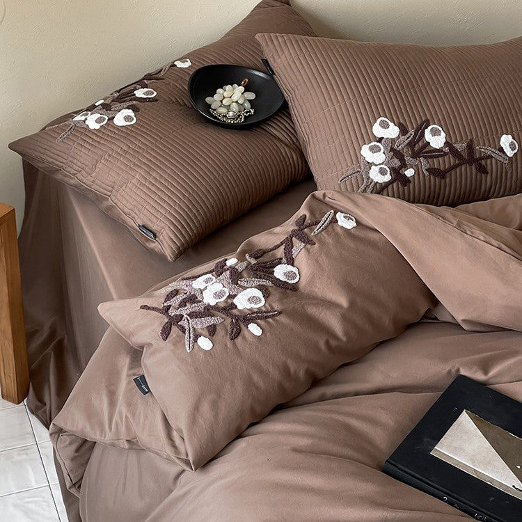 Noble duvet cover and pillowcase set made of cotton satin with floral relief embroidery
