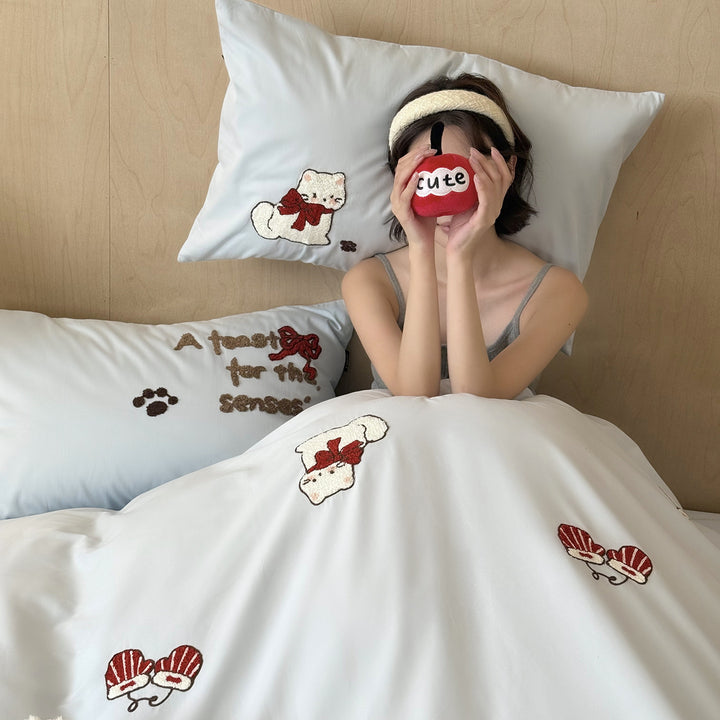 Cotton satin duvet cover set with chenille cat appliqués and fine satin quality