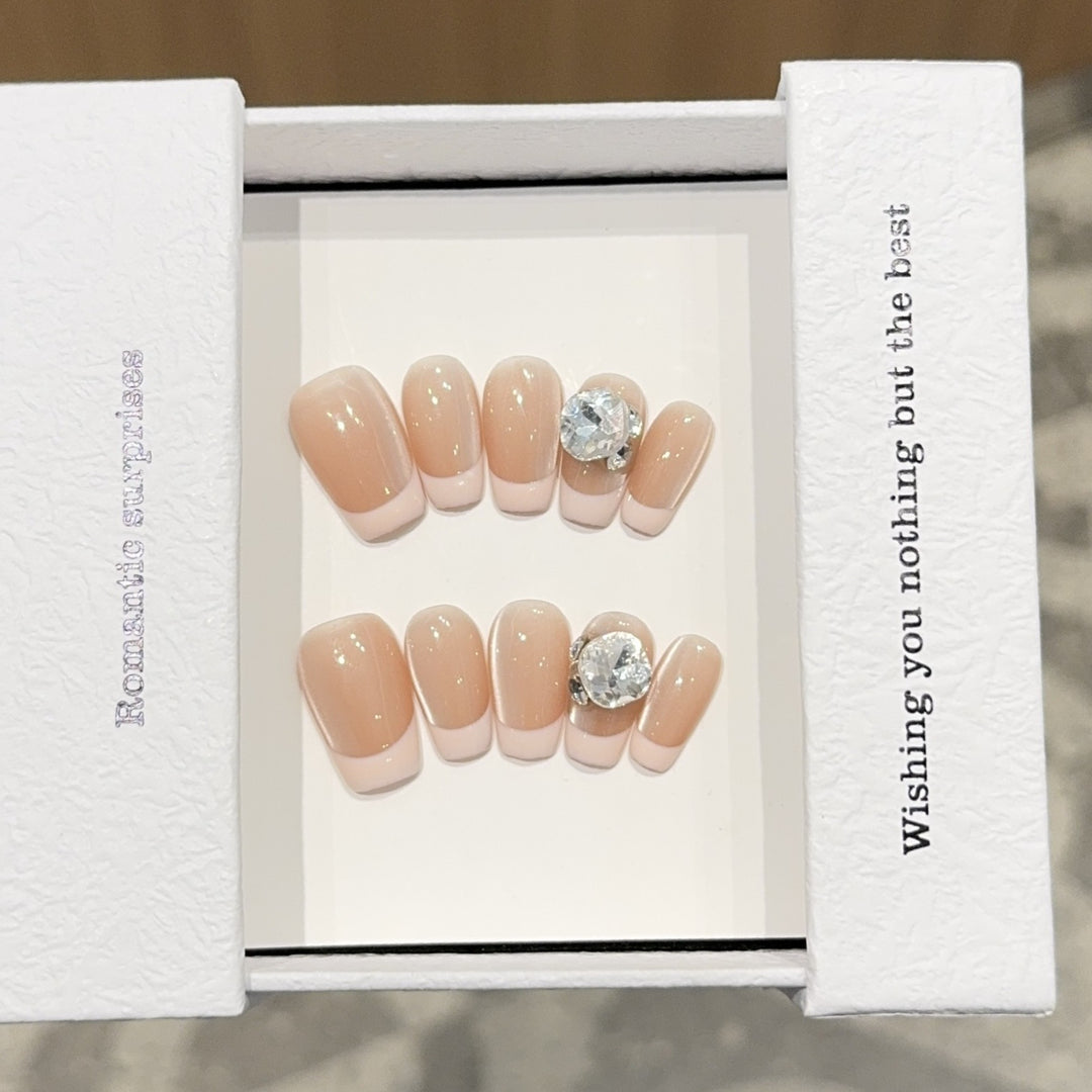 Artificial nail tips with elegant rhinestone accents Kalsten