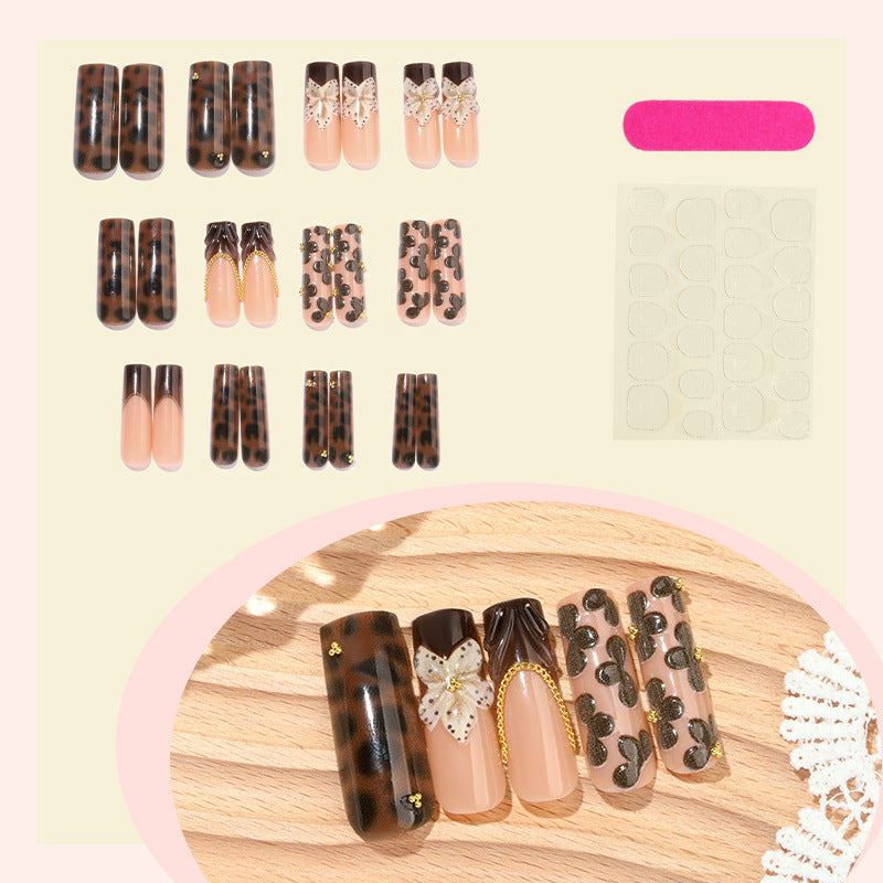 Nail design with floral accents and elegant details Kalsten