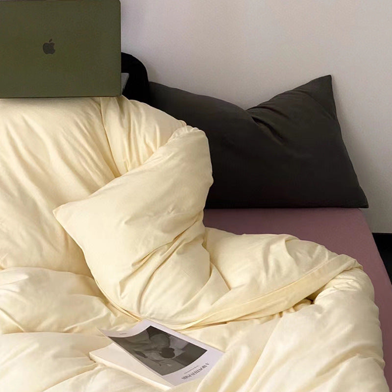 Soft cotton percale bedding set with voluminous quilting and hotel closure