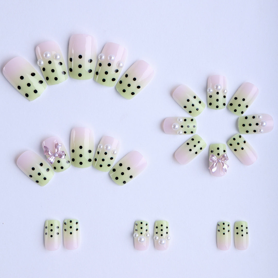 Artificial nails with playful dots and 3D elements Kalsten