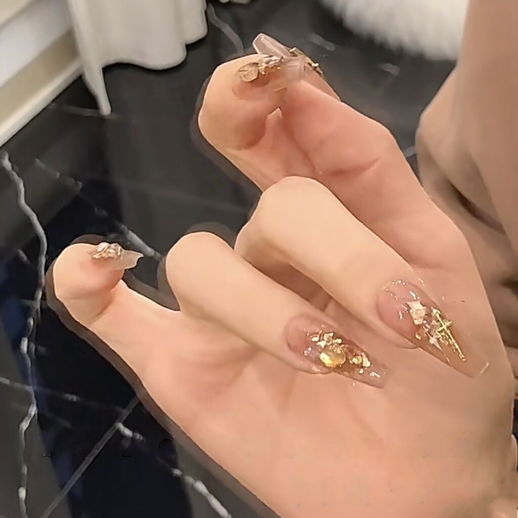 Glossy Press-On Nail Set with Decorative Metallic Accents Kalsten