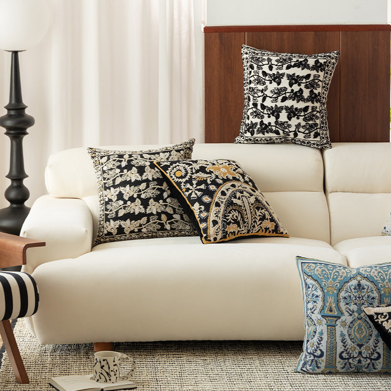 Decorative cushion cover made of jacquard with floral pattern