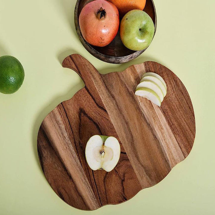 Wood cutting board in pumpkin silhouette made of acacia wood with ergonomic handle