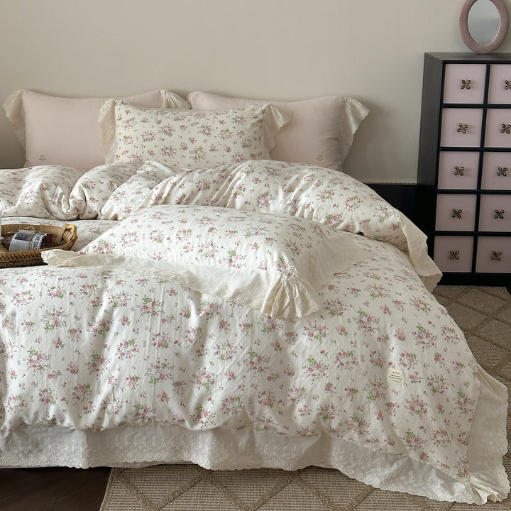 Cotton bedding set with lace ruffle and delicate floral print