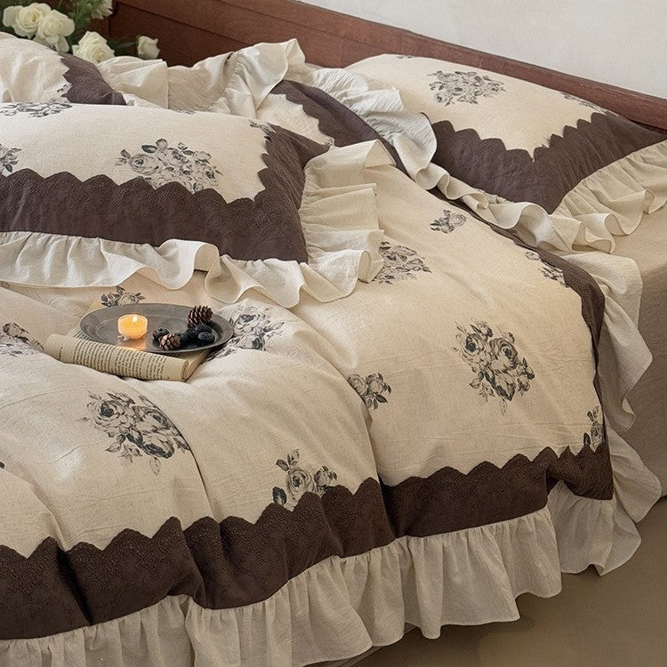 Bedding set made of cotton-linen with ruffled bed skirt and floral medallion prints