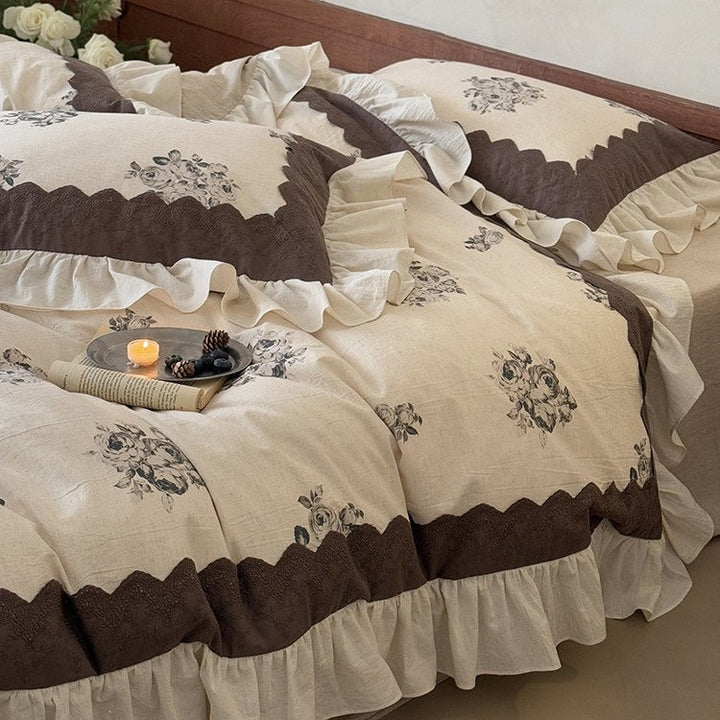 Bedding set made of cotton-linen with ruffled bed skirt and floral medallion prints