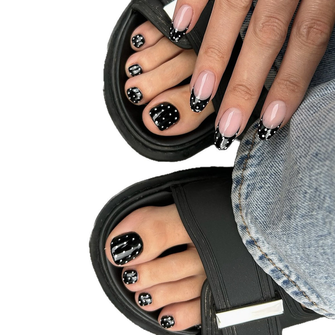 Acrylic nail set with modern black-and-white design Kalsten