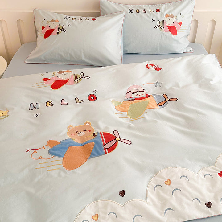 Children's bedding set made of cotton with embroidered airplane and bear motifs