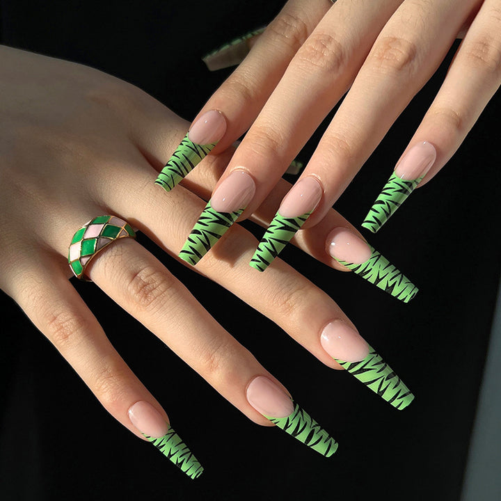 Artistic fingernails with trendy zebra design Kalsten