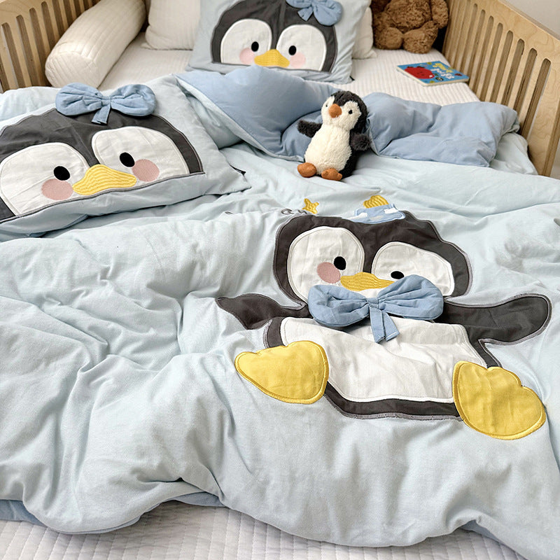 Children's crib bedding set with appliquéd lion motif and breathable cotton muslin