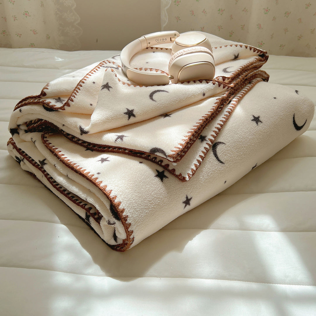 Microfleece cuddly blanket with polka dot pattern and decorative overlock seam
