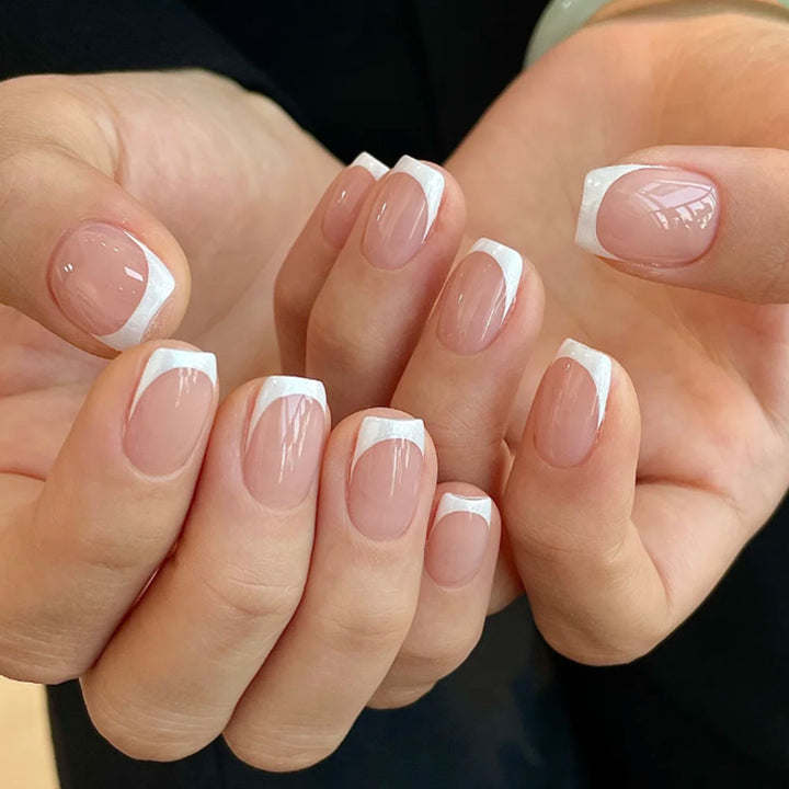Elegant Nail Art with Black-White Contrast Kalsten