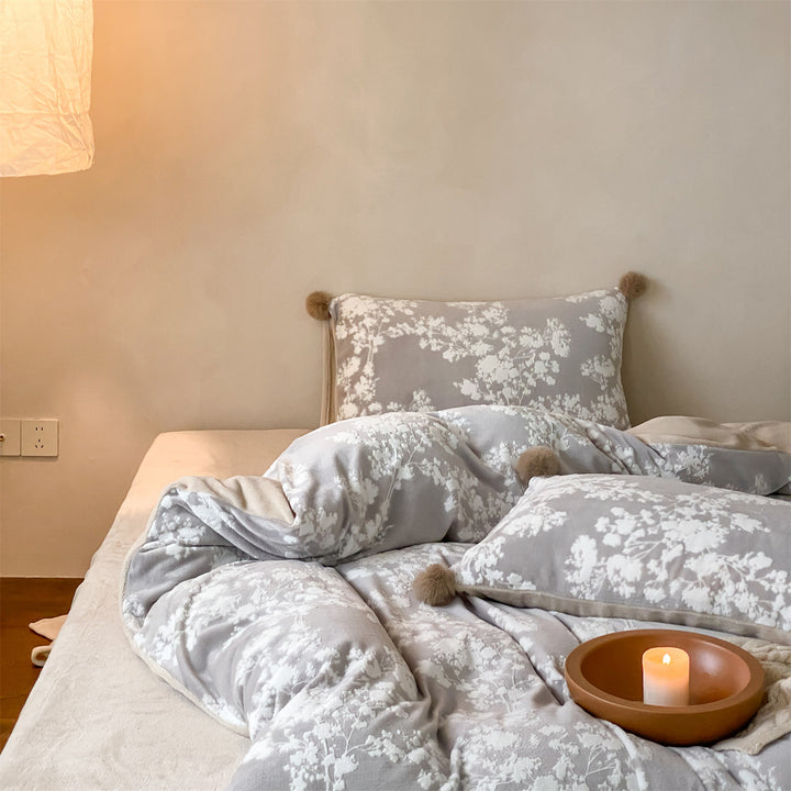 Cozy bedding set made of microfiber fleece with floral all-over design and pom-pom trim