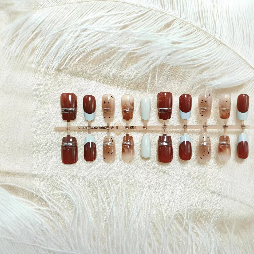 Glamorous artificial nails with elegant accents Kalsten