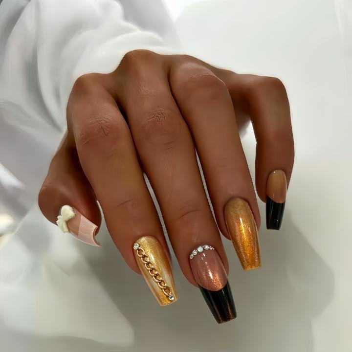Glamorous artificial nails with glitter design Kalsten
