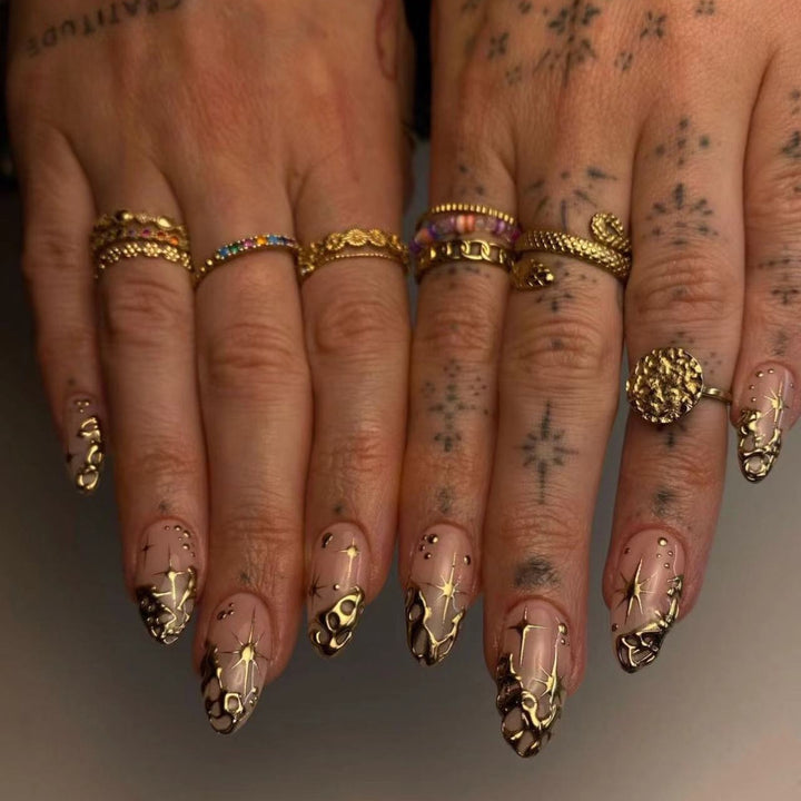 Trendy artificial nail tips with luxurious gold accents Kalsten