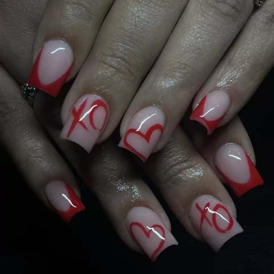 Artificial nail set with romantic heart design and stylish accents Kalsten