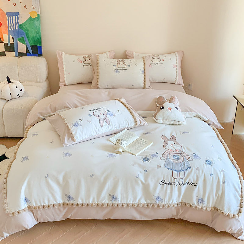 Children's bedding set with cute bunny motif and pompom trim