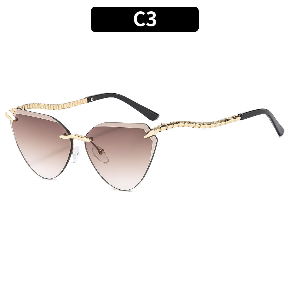Elegant Cat-Eye Sunglasses with Textured Temples