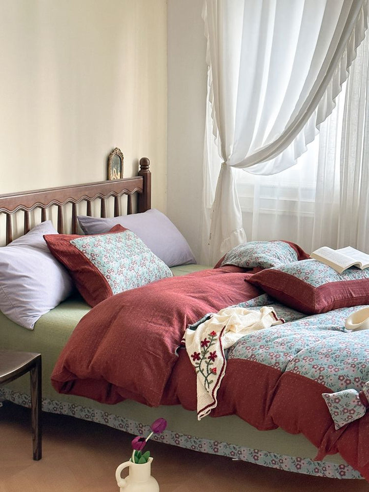 Luxurious reversible bedding set with bow details