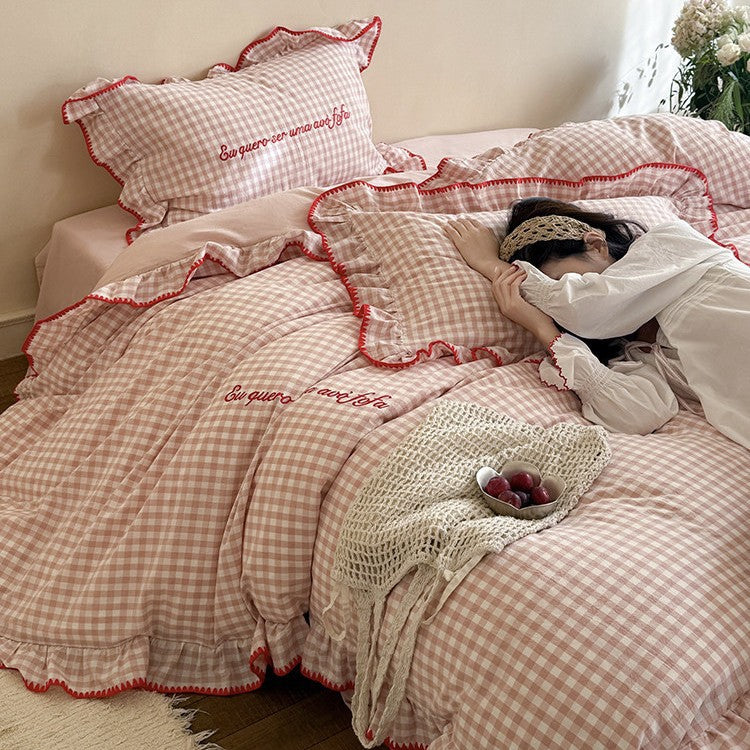 Romantic checkered bedding set with ruffle, frill edge and embroidered decorative detail
