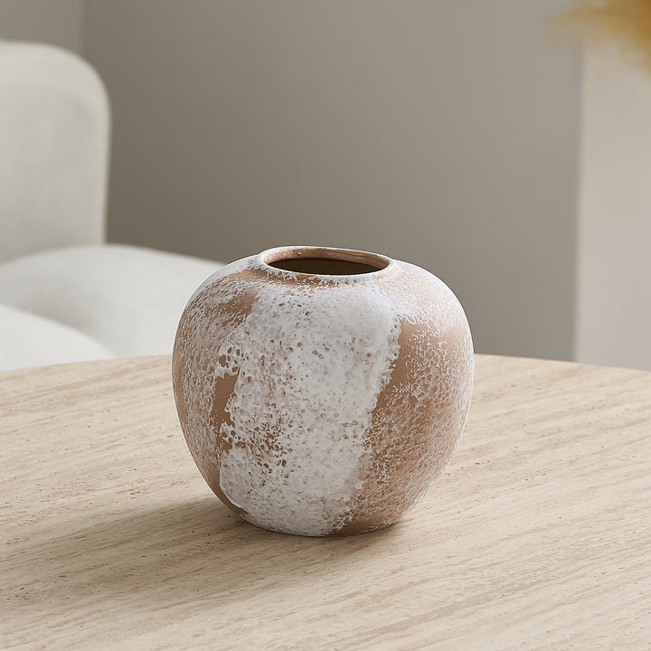 Elegant ceramic vase in Scandinavian style Kalsten