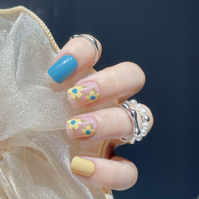 Floral-Themed Press-On Nail Art Kalsten