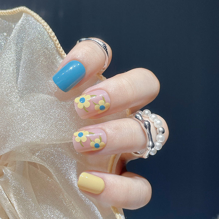 Floral-Themed Press-On Nail Art Kalsten