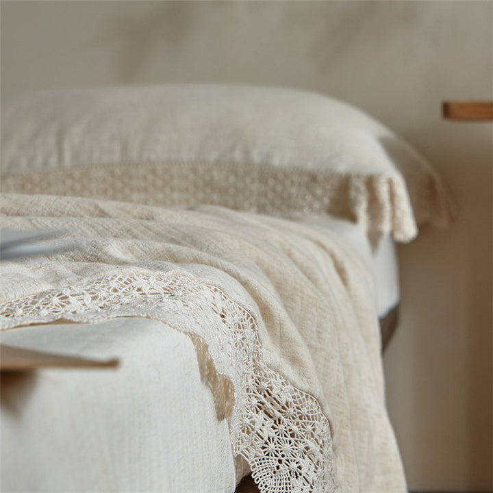 Quilted bedspread and pillowcase in a washed linen look with a crochet trim