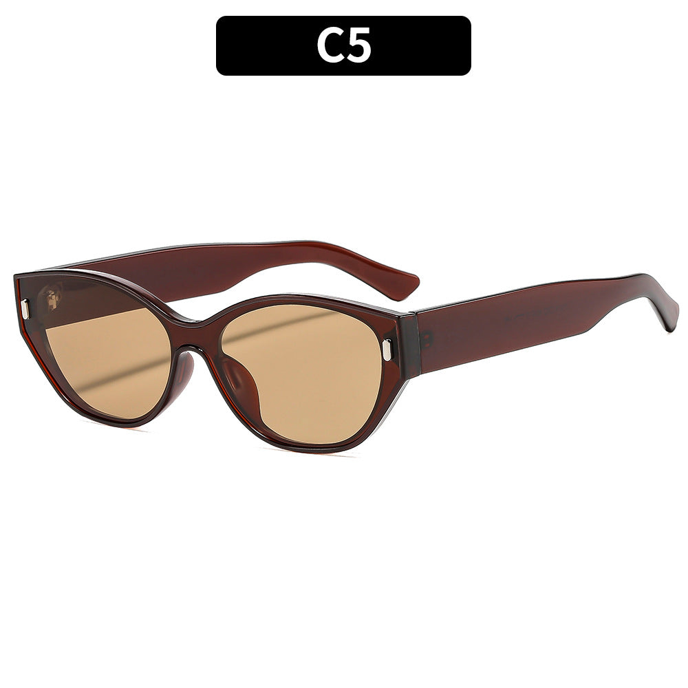 Stylish Cat-Eye Sunglasses with Vintage-Inspired Frame