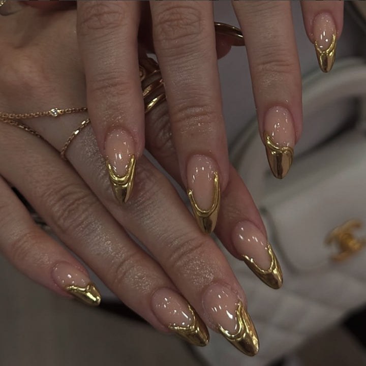 Elegant nail art in maritime design with glitter and 3D accents Kalsten