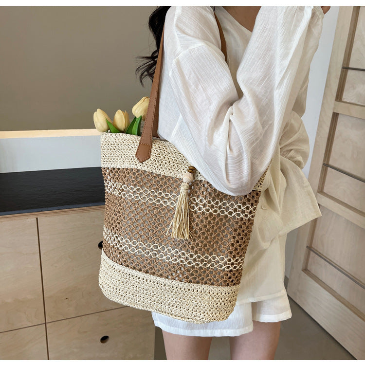 Handbag made of woven natural material with playful tassel detail Kalsten