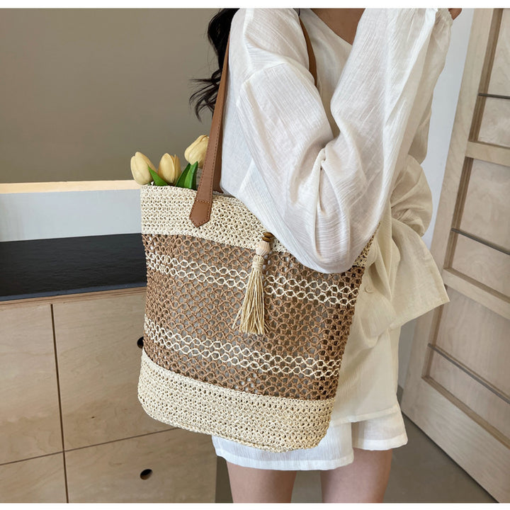 Handbag made of woven natural material with playful tassel detail Kalsten