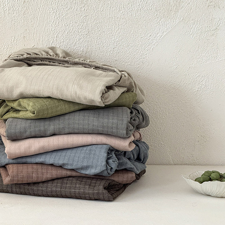 Elastic fitted sheet made of cotton jersey with deep pocket and stretchy all-around elastic