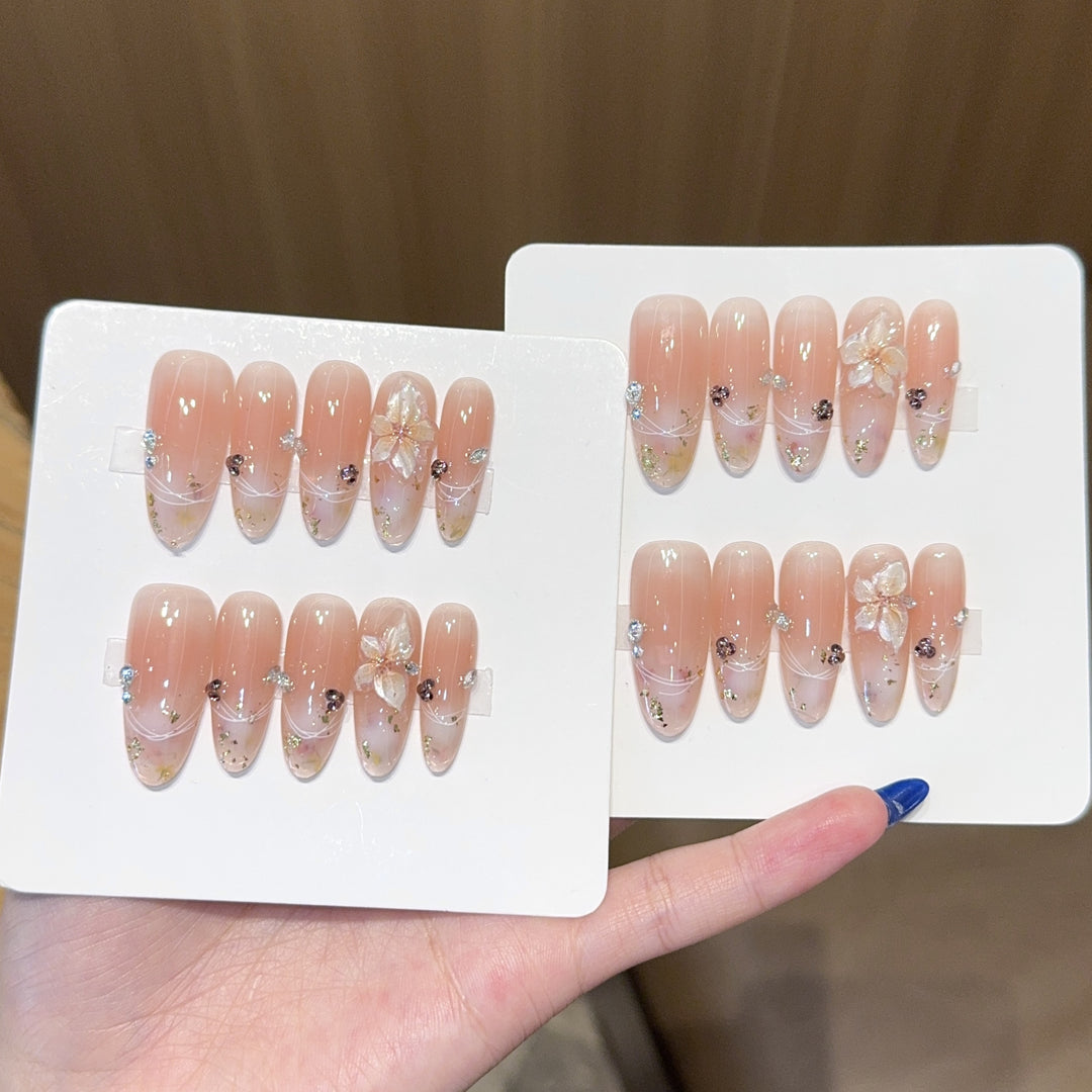 Artificial nails with delicate flower and glitter detail Kalsten