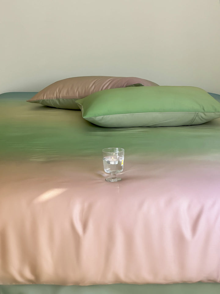 Bedding set made of satin with a soft ombre color gradient and a silky-matte feel