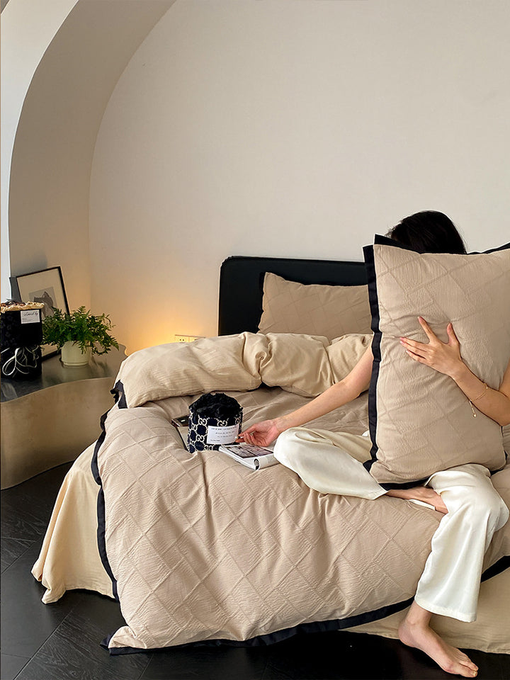 Padded duvet set made of cotton satin with contrasting piping edge
