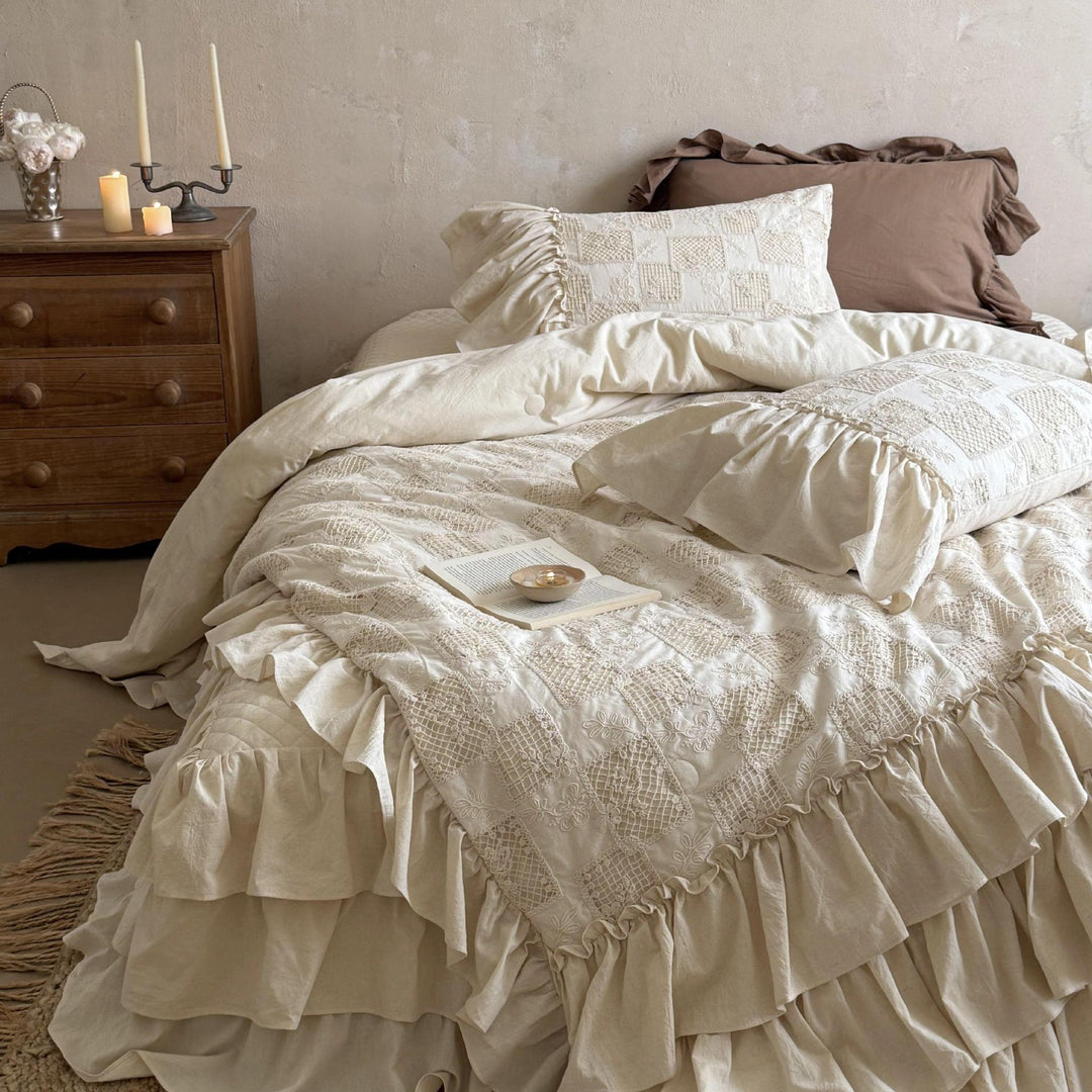 Ruffled bed linen set made of cotton quilt with stitch pattern and pillowcases