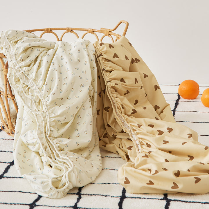 Fitted sheet with extra deep hem and elastic all-round cover