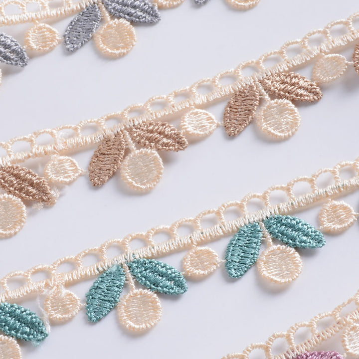 Delicate lace trim Kalsten