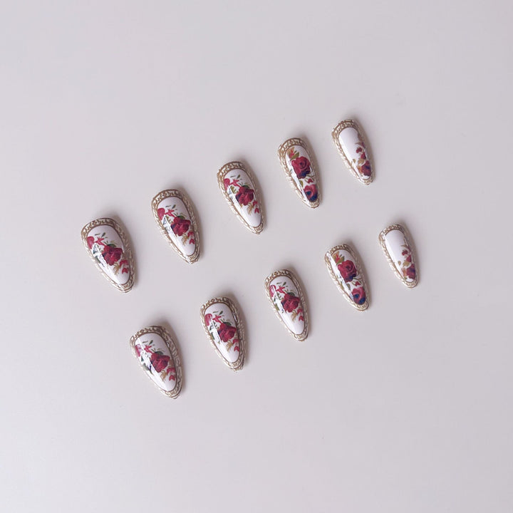Artificial nail set with luxurious flower pattern and golden accents Kalsten