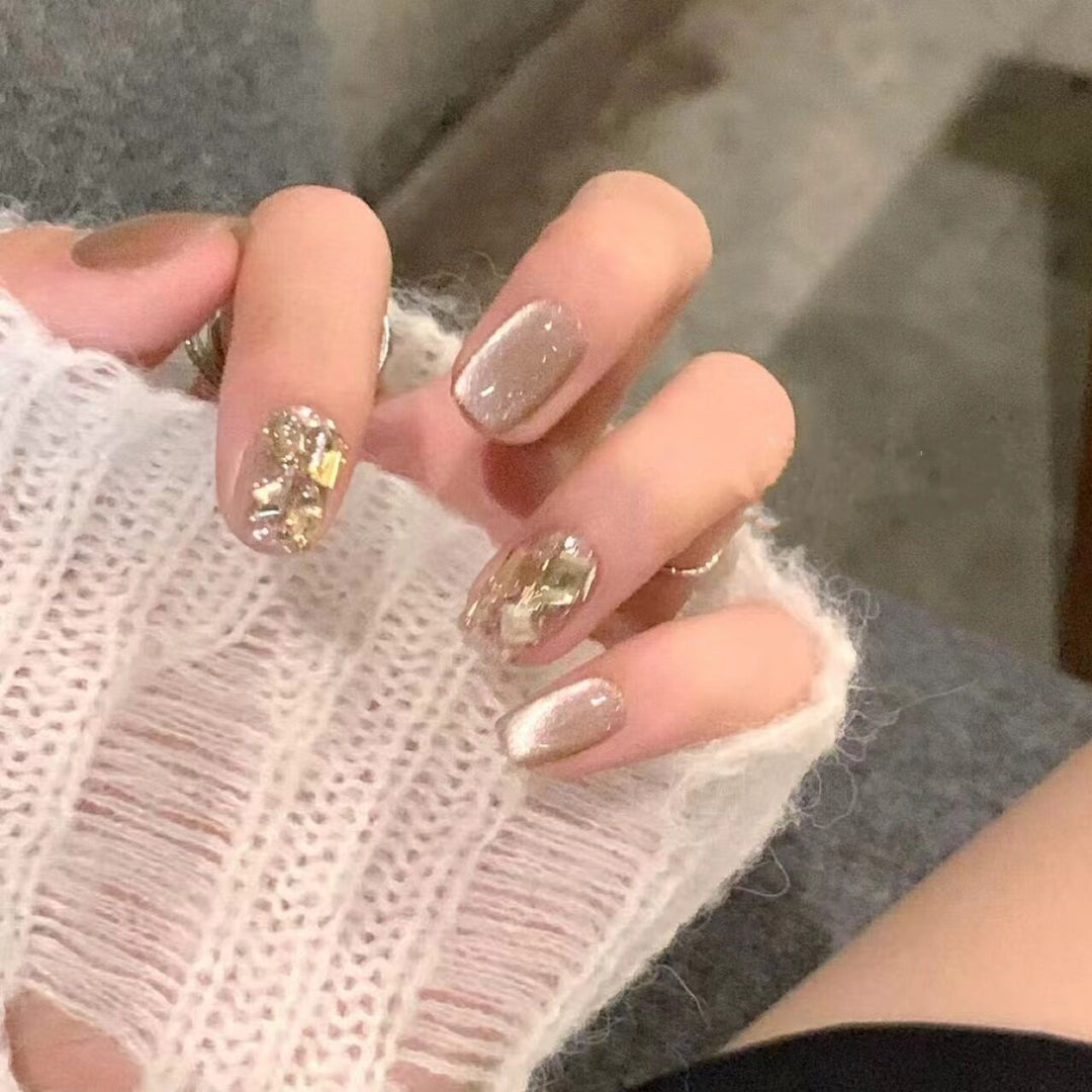 Acrylic nail set with glamorous gold details Kalsten