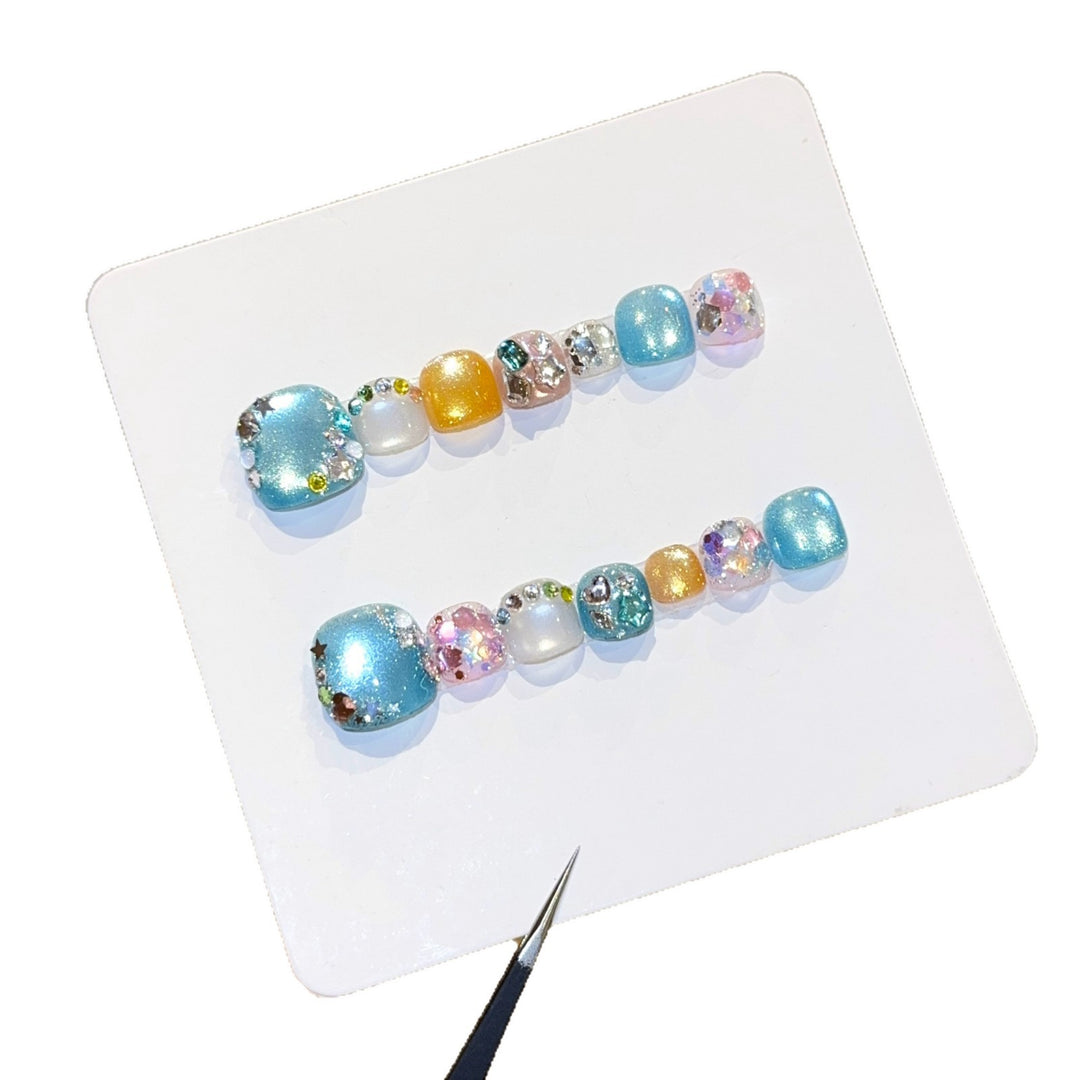 Artificial nails with sparkling accents and glittering design Kalsten